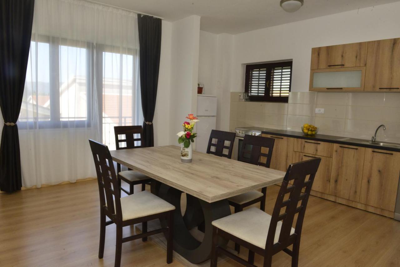 Milosavljevic Apartments ティヴァト エクステリア 写真